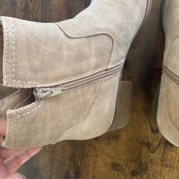 Frye Estrely Tan Ankle Boots with Suede Finish NWOT - Picture 3 of 7
